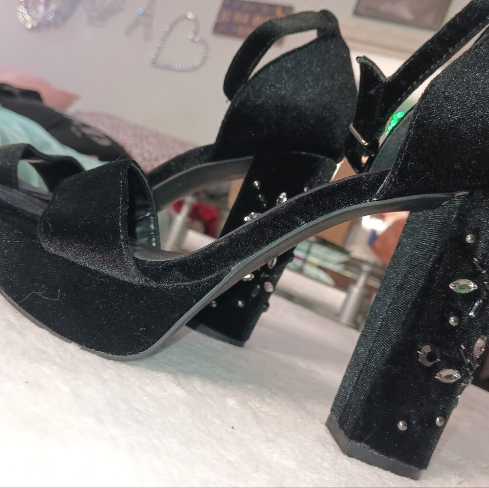 Simply Vera Vera Wang Black Classic Heels
